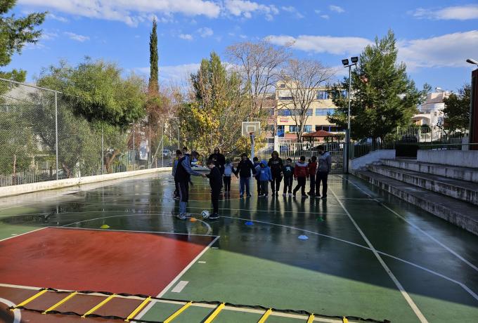 Τα παιδιά του Ειδικού Σχολείου μαθαίνουν ποδόσφαιρο: συνεργασία Δήμου Ηρακλείου Αττικής με το σχολείο