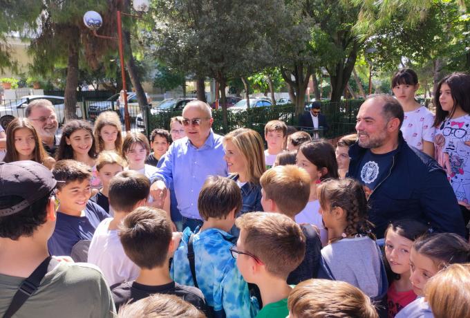 Τα παιδιά του 9ου και 10ου Δημοτικού Πήγαν… Γειτονιά: μαζί με τις υπηρεσίες του Δήμου Ηρακλείου Αττικής περιποιήθηκαν το πάρκο της πλατείας Μακεδονίας