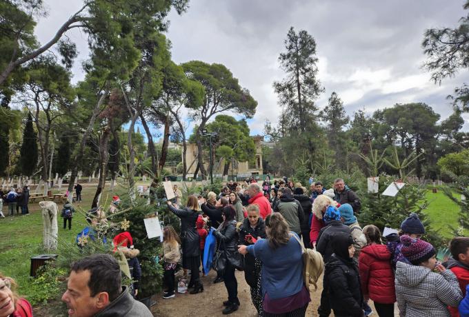 Το Κτήμα Φιξ γέμισε χριστουγεννιάτικα δέντρα: Δήμος και μαθητές στόλισαν χριστουγεννιάτικα έλατα σε μια όμορφη γιορτινή ημέρα